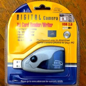 DIGITAL CONCEPTS CR-45M USB 2.0 XD/SmartMedia Card reader/writer.